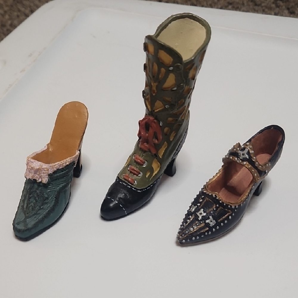 (Miniatures) Elegant Ceramic Shoe Figurine Set - Green, Black, Brown - Picture 2 of 6
